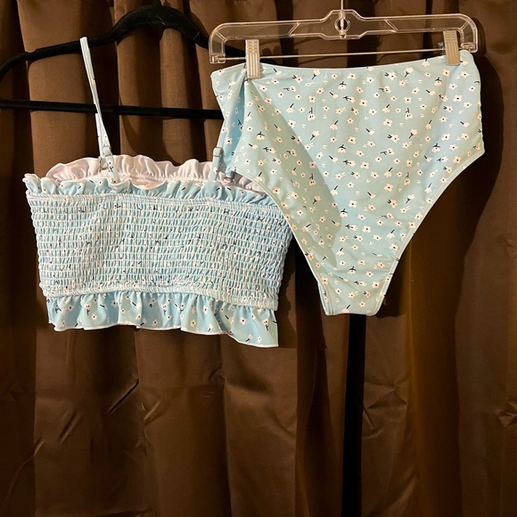 Ladies source unknown bikini, size Large, beautiful sky blue with white flowers - Picture 2 of 2